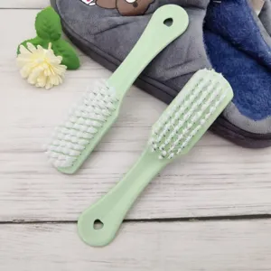 Vista detallada de cepillos de limpieza de plastico con cerdas suaves para calzado.