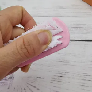 Vista detallada del cepillo de plástico con cerdas suaves para la limpieza eficaz de zapatos.
