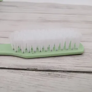 Cepillo de limpieza de plástico con cerdas suaves para zapatos y ropa uso diario.
