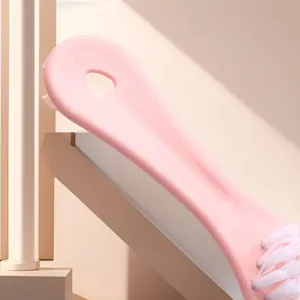 Compacte kunststof reinigingsborstel met zachte haren en ophanggat voor schoenen.