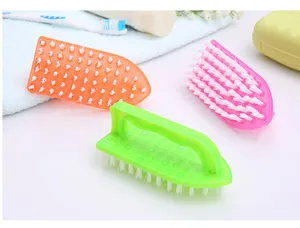 Spazzola di pulizia multiuso con impugnatura ergonomica e setole durevoli per bagno e bucato.