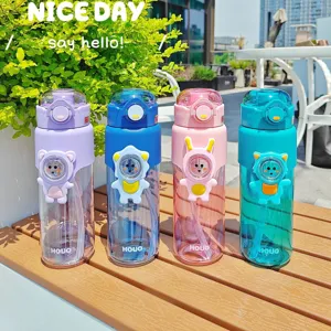 Vista dettagliata di borracce in plastica portabili con simpatici animali e cannucce.
