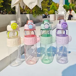 Bouteille d'eau de sport en plastique coloré avec paille et sangle pour voyage.