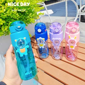 Vista di dettaglio di bottiglie d'acqua in plastica colorata con simpatici animali cartoon.