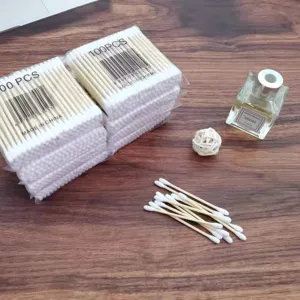 Detailansicht von 100Stk Wattestäbchen im Beutel mit Holzstäbchen für Make-up und Pflege.