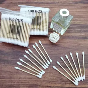 Einweg Doppel-Wattestäbchen mit Holzstäben, 100 Stück pro Beutel für Kosmetik und Pflege.
