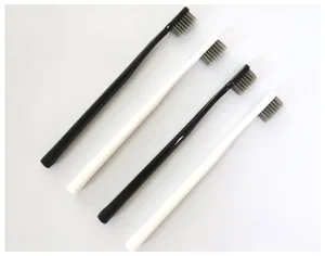 Gros plan des brosses à dents en charbon de bambou souples, ensemble noir et blanc.