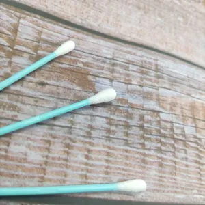 Feine doppelseitige Einweg-Wattestäbchen mit blauen Kunststoffstäbchen für tägliches Make-up.