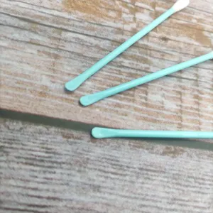 Einweg-Wattestäbchen mit doppeltem Kopf und Plastik-Ohrlöffel für die tägliche Make-up-Anwendung.