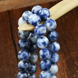 Detailopname van blauwe jaspis edelsteen kralen met een natuurlijke gemarmerde textuur.