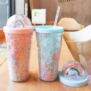 Niedlicher doppelwandiger Plastik-Strohhalmbecher mit bunten Perlen und Regenbogen-Deckel.