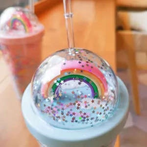 Nahaufnahme des kreativen Regenbogen-Plastikbecherdeckels mit glitzerndem Glanz und 3D-Bogen.