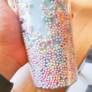 Doppelwandiger Kunststoffbecher mit bunten Perlen innen, modischer Stil für den täglichen Drink.