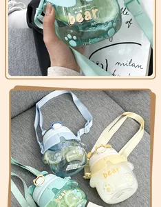 Dettaglio borraccia in plastica orsetto carino con cannuccia, tracolla e capacità 1000ml.