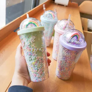 Niedlicher doppelwandiger Plastik-Wasserbecher mit Strohhalm und Regenbogen-Deckel.