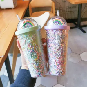 Kreativer doppelwandiger Plastik-Strohbecher mit süßem Regenbogen-Deckel und bunten Perlen.