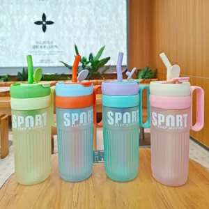 Botella de agua de plastico mate con pajita y asa, gran taza de deporte portatil.