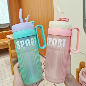 Botella de agua de plástico esmerilado minimalista de moda con pajita y asa, taza para parejas.