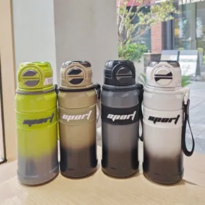 Detailansicht der großen Edelstahl Vakuum Sport Trinkflasche mit Strohhalm und Farbverlauf Design.