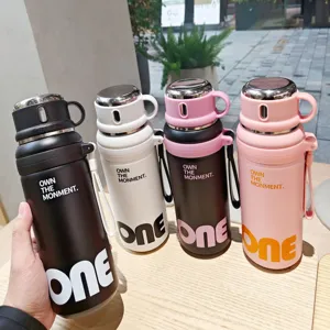 Isolierte Edelstahl Trinkflasche, grosse tragbare Tasse fuer den taeglichen Gebrauch aussen.