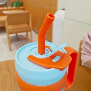 Primer plano detallado de la tapa de botella de plastico con asa naranja y boquilla con pajita.