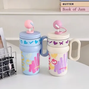 Gobelet isotherme en acier inoxydable avec paille et grande poignée, joli design cœur.