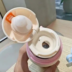 Tragbare vakuumisolierte Wasserflasche Detailaufnahme mit Innen Deckel und Sieb.