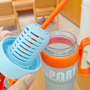 Botella de agua de plástico esmerilado con pajita, asa y filtro para deporte diario.