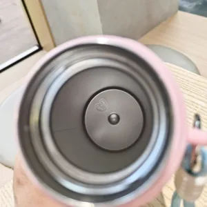 Detailansicht des inneren Tanks einer Edelstahl-Vakuumflasche, hochwertige und saubere.