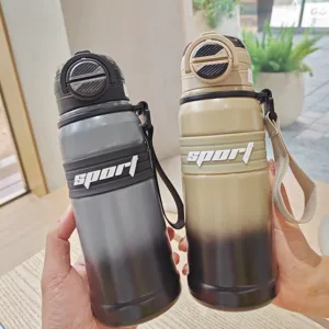 Edelstahl Vakuum Thermosflasche mit Farbverlauf, tragbarem Riemen und Doppeldeckel für Sport.
