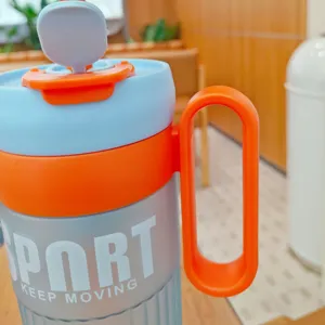Primer plano de la botella de agua deportiva con asa naranja y tapa con pajita.