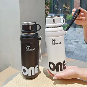Edelstahl Vakuum isolierte Wasserflasche Detailansicht mit schicken Partner Designs.