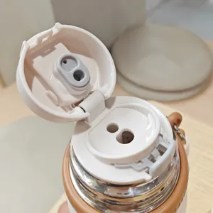 Dettaglio del coperchio della borraccia termica con guarnizione in silicone e filetti