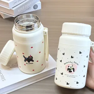Dettaglio thermos sottovuoto in acciaio inossidabile con motivi di gatto e panda, portatile.