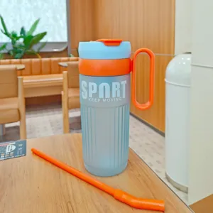 Vista detallada de la elegante botella de agua de plástico esmerilado con pajita y asa.