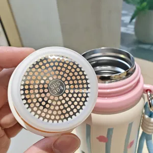 Tragbare Edelstahl Vakuum Thermosflasche mit süßem Cartoon-Muster und praktischem Gurt.