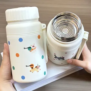 Dettaglio della tazza termica in acciaio inossidabile con simpatici pois e filtro tè.