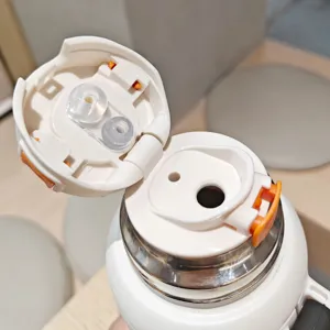 Detailansicht des Edelstahl-Vakuumflaschendeckels mit Silikondichtung und Verschluss.