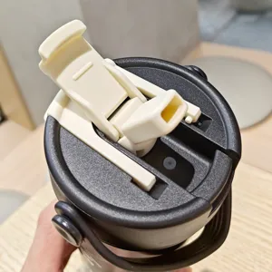 Edelstahl Thermobecher Detailansicht, tragbares Doppeltrink-Deckeldesign für den täglichen Gebrauch.