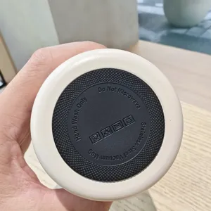 Detailansicht des tragbaren Edelstahl Vakuum Thermosbechers Boden mit Anti-Rutsch-Pad.