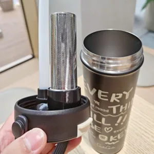 Detailansicht des isolierten Edelstahl Reisebechers mit Teesieb und Strohhalm Design.