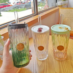 Ästhetischer Glas-Kaffeebecher mit Strohhalm, strukturierter Trinkbecher für Büro.