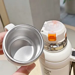 Edelstahl Vakuum isolierte Wasserflasche Detailansicht tragbarer Thermosbecher Deckel.