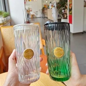 Nahaufnahme von gerippten Glaskaffeetassen mit Strohhalmen und eleganten Farbverläufen.