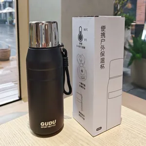 Vista di dettaglio della borraccia termica sportiva da 650ml con tappo in acciaio.