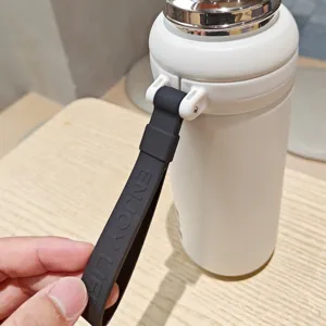 Tragbare Edelstahl Vakuum isolierte Wasserflasche mit einem praktischen Silikongurt.