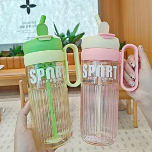 Gran botella de agua de plástico con pajita y asa, taza deportiva portátil y elegante.