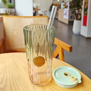 Farbverlauf Glasbecher mit Strohhalm und Deckel, stilvolle Kaffeetasse fuer Home Office.
