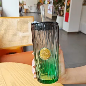 Stilvoller Glasbecher mit Strohhalm, gerippter Kaffebecher für den Alltag und das Büro.