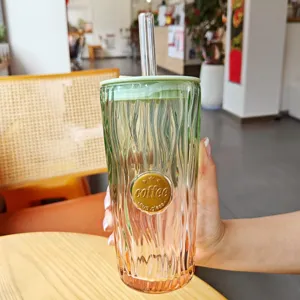 Verlauf Glas Kaffeetasse mit Strohhalm und Deckel, schönes Trinkglas für Büro und Zuhause.